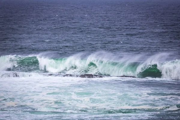 Olas Del Océano Rompiendo Costa Piedra Península Mullaghmore Condado Sligo — Foto de Stock