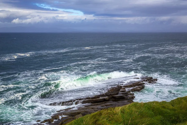 Океанічні Хвилі Розриваються Кам Яному Узбережжі Півострова Муллагмор Графство Слайго — стокове фото