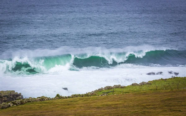 Olas Del Océano Rompiendo Costa Piedra Península Mullaghmore Condado Sligo — Foto de Stock