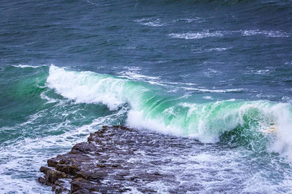 Meereswellen Brechen Der Steinküste Der Halbinsel Mullaghmore Der Irischen Grafschaft — Stockfoto