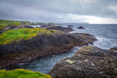 İrlanda 'nın Antrim ilçesindeki Ballintoy kasabası, kasabası ve sivil cemaati