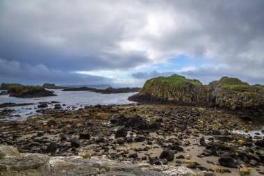 İrlanda 'nın Antrim ilçesindeki Ballintoy kasabası, kasabası ve sivil cemaati