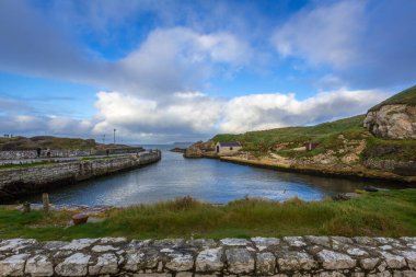 İrlanda 'nın Antrim ilçesindeki Ballintoy kasabası, kasabası ve sivil cemaati