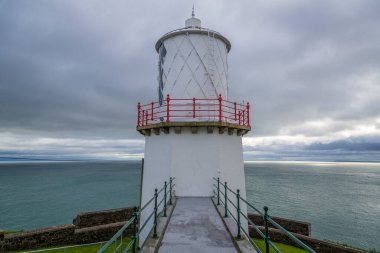 İrlanda 'nın Antrim ilçesinde Whitehead yakınlarında Blackhead Deniz Feneri