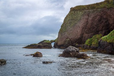 İrlanda 'nın Antrim ilçesindeki Cushendun deniz kıyıları