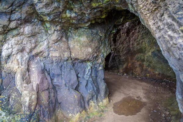 Σπήλαιο Γκρεμό Στις Ακτές Της Θάλασσας Blackhead Ιρλανδία — Φωτογραφία Αρχείου