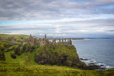 Dunluce Şatosu Kuzey İrlanda 'da mahvolmuş bir ortaçağ şatosu