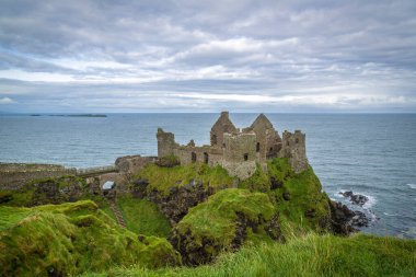 Dunluce Şatosu Kuzey İrlanda 'da mahvolmuş bir ortaçağ şatosu