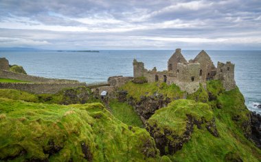 Dunluce Şatosu Kuzey İrlanda 'da mahvolmuş bir ortaçağ şatosu