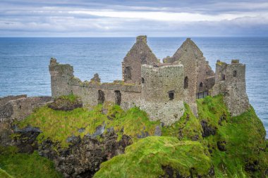 Dunluce Şatosu Kuzey İrlanda 'da mahvolmuş bir ortaçağ şatosu