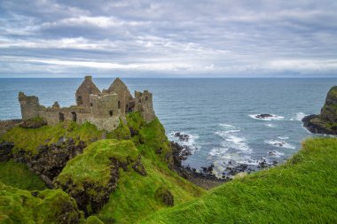 Dunluce Şatosu Kuzey İrlanda 'da mahvolmuş bir ortaçağ şatosu