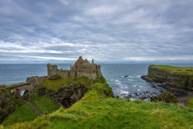Dunluce Şatosu Kuzey İrlanda 'da mahvolmuş bir ortaçağ şatosu