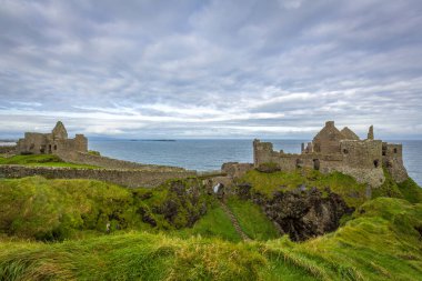 Dunluce Şatosu Kuzey İrlanda 'da mahvolmuş bir ortaçağ şatosu