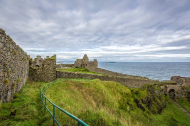Dunluce Şatosu Kuzey İrlanda 'da mahvolmuş bir ortaçağ şatosu