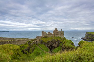Dunluce Şatosu Kuzey İrlanda 'da mahvolmuş bir ortaçağ şatosu