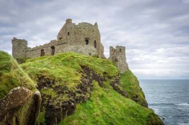 Dunluce Şatosu Kuzey İrlanda 'da mahvolmuş bir ortaçağ şatosu