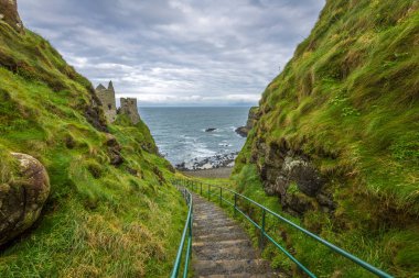 Dunluce Şatosu 'nun yanındaki merdiven Kuzey İrlanda' da yıkık dökük bir ortaçağ kalesi.