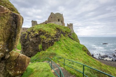 Dunluce Şatosu Kuzey İrlanda 'da mahvolmuş bir ortaçağ şatosu