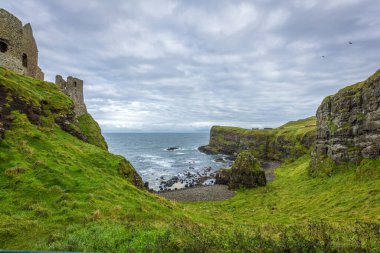 Dunluce Şatosu Kuzey İrlanda 'da mahvolmuş bir ortaçağ şatosu