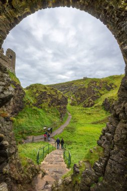 Dunluce Şatosu Kuzey İrlanda 'da mahvolmuş bir ortaçağ şatosu
