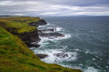 Dev Geçidi, yaklaşık 40.000 birbirine kenetlenmiş bazalt sütunun oluşturduğu antik bir volkanik yarığın sonucudur. Kuzey İrlanda 'nın kuzey kıyısındaki Antrim ilçesinde yer almaktadır.