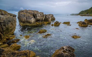 İrlanda 'da güzel kayalık deniz manzarası