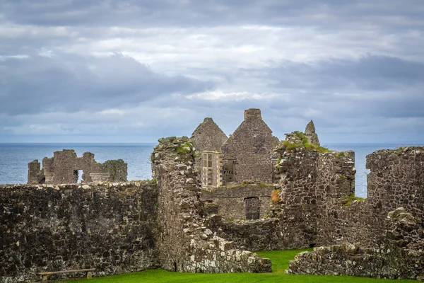 Dunluce Şatosu Kuzey Rlanda Mahvolmuş Bir Ortaçağ Şatosu — Stok fotoğraf