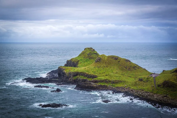 ジャイアンツ コーズウェイは約4万本の玄武岩の柱が交差する地域であり 古代の火山活動の噴火によるものである 北アイルランドの北海岸のアントリム郡にある — ストック写真