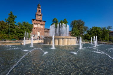 Mailand 'daki çeşme ve kuleler