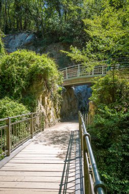 Nehir kenarında nehir boyunca yürür Meran, İtalya 'dan geçen 