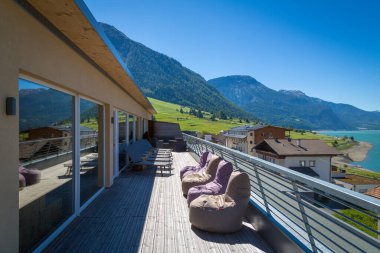 Alpler 'de güzel manzaralı lüks evin modern balkonu.