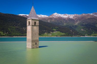 Avusturya ve İtalya sınırındaki Reschensee 'deki Alt-Graun Kilisesi