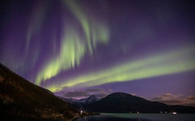 Kuzey Norveç, Lakselvbukt üzerinden Aurora Borealis 'ten ışınla