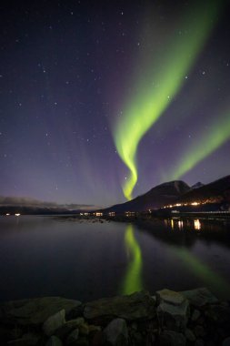 Kuzey Norveç 'teki Laksvatn' da Kuzey Işıklarının Yansımaları