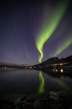 Kuzey Norveç 'teki Laksvatn' da Kuzey Işıklarının Yansımaları