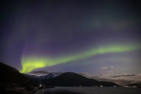 Promień Aurora Borealis Nad Lakselvbukt Północnej Norwegii — Zdjęcie stockowe