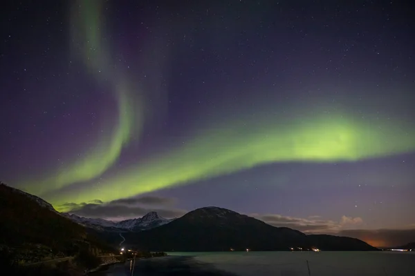 ノルウェー北部のレイクセルブクトのオーロラからのビーム — ストック写真