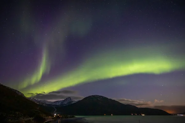 Paprsek Aurora Borealis Nad Lakselvbukt Severní Norsko — Stock fotografie