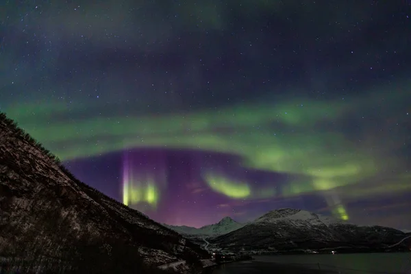 Promień Aurora Borealis Nad Lakselvbukt Północnej Norwegii — Zdjęcie stockowe