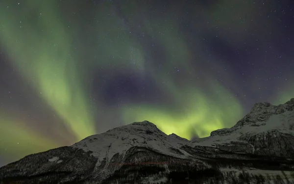 与Aurora Borealis在挪威北部Lakselvbukt上空的景观 — 图库照片