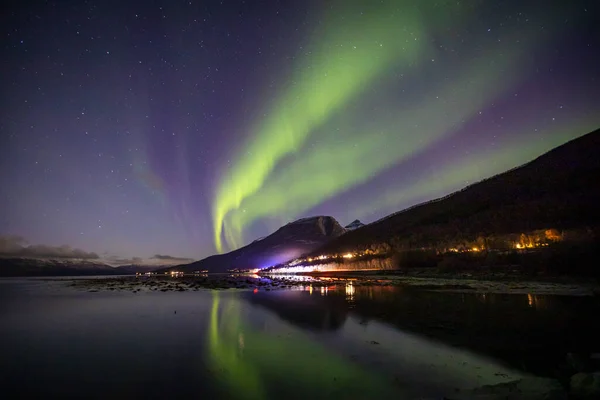 Reflektioner Norrsken Vid Laksvatn Nordnorge — Stockfoto