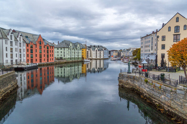 Красочные старые дома в стиле модерн в Алезунде у Норвежского моря