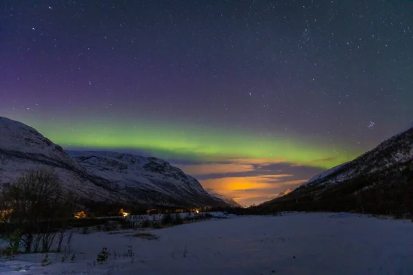 Stråle Från Aurora Borealis Över Lakselvbukt Nordnorge — Stockfoto