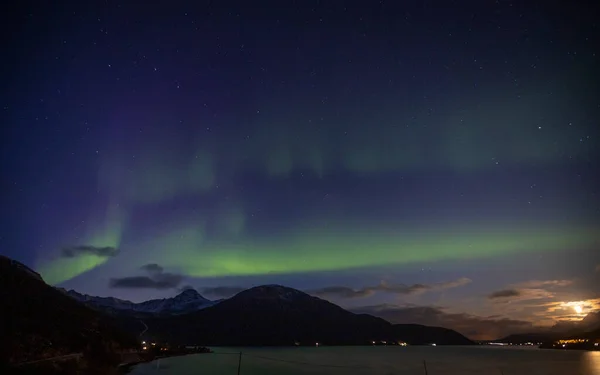 Stråle Från Aurora Borealis Över Lakselvbukt Nordnorge — Stockfoto