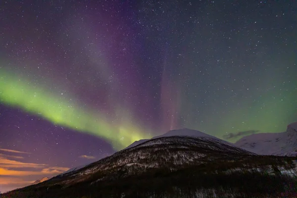 与Aurora Borealis在挪威北部Lakselvbukt上空的景观 — 图库照片