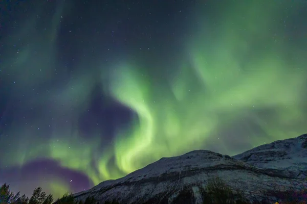 与Aurora Borealis在挪威北部Lakselvbukt上空的景观 — 图库照片