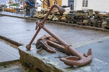 Bergen 'deki bir gemiden eski bir çapa 