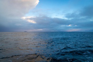 Deniz ve gökyüzü bulutlu