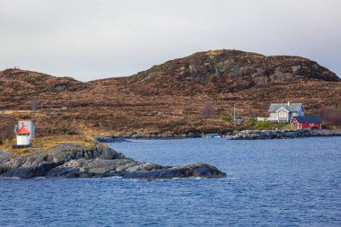 Norveç Denizi 'nde seyahat eden gemiyi kurtarmak için Torvik yakınlarında küçük bir deniz feneri.