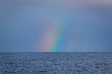 Norveç Denizi 'ndeki Deniz Feneri Grasoyane Fyr üzerinde Gökkuşağı